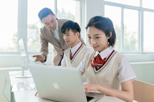 學(xué)電腦在哪里報(bào)名？計(jì)算機(jī)培訓(xùn)與入門全過程科普